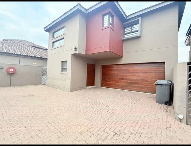 4 BEDROOM TOWNHOUSE FOR SALE IN VANDERBIJLPARK SE 3